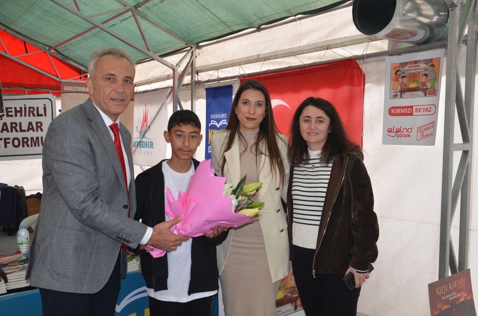 Kardelenli yazara okul müdüründen destek ziyareti