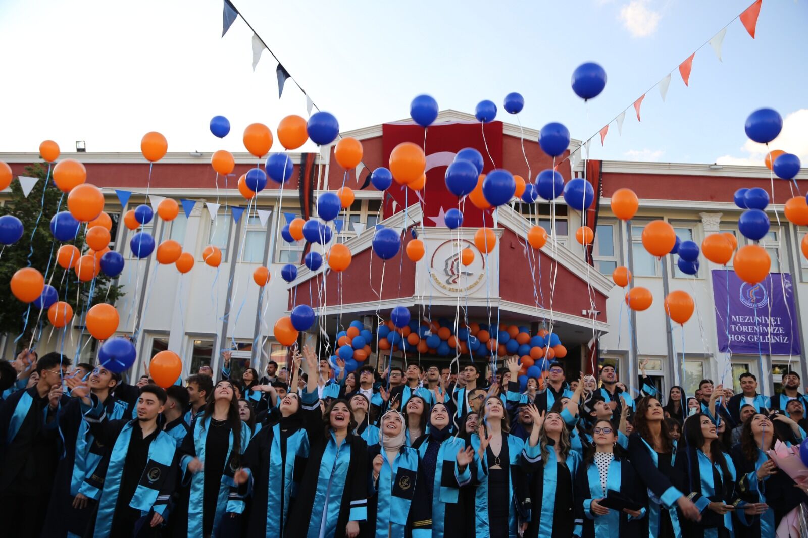 Kardelenli 12. sınıflar görkemli bir törenle mezun oldu
