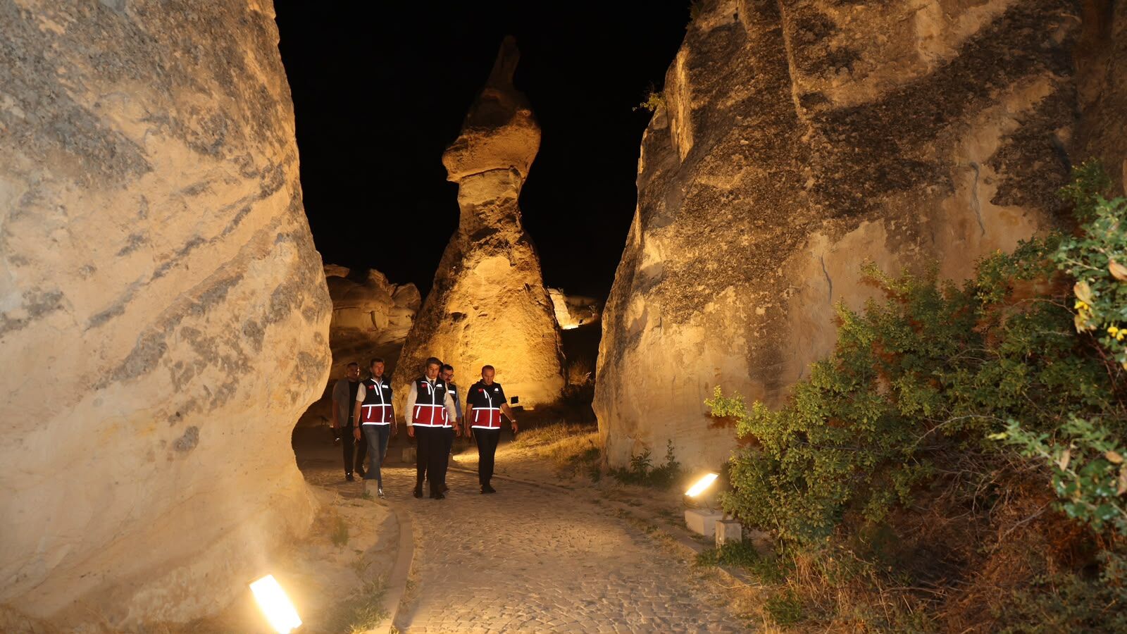 Aslanbay, aydınlatması tamamlanan Paşabağları'nda