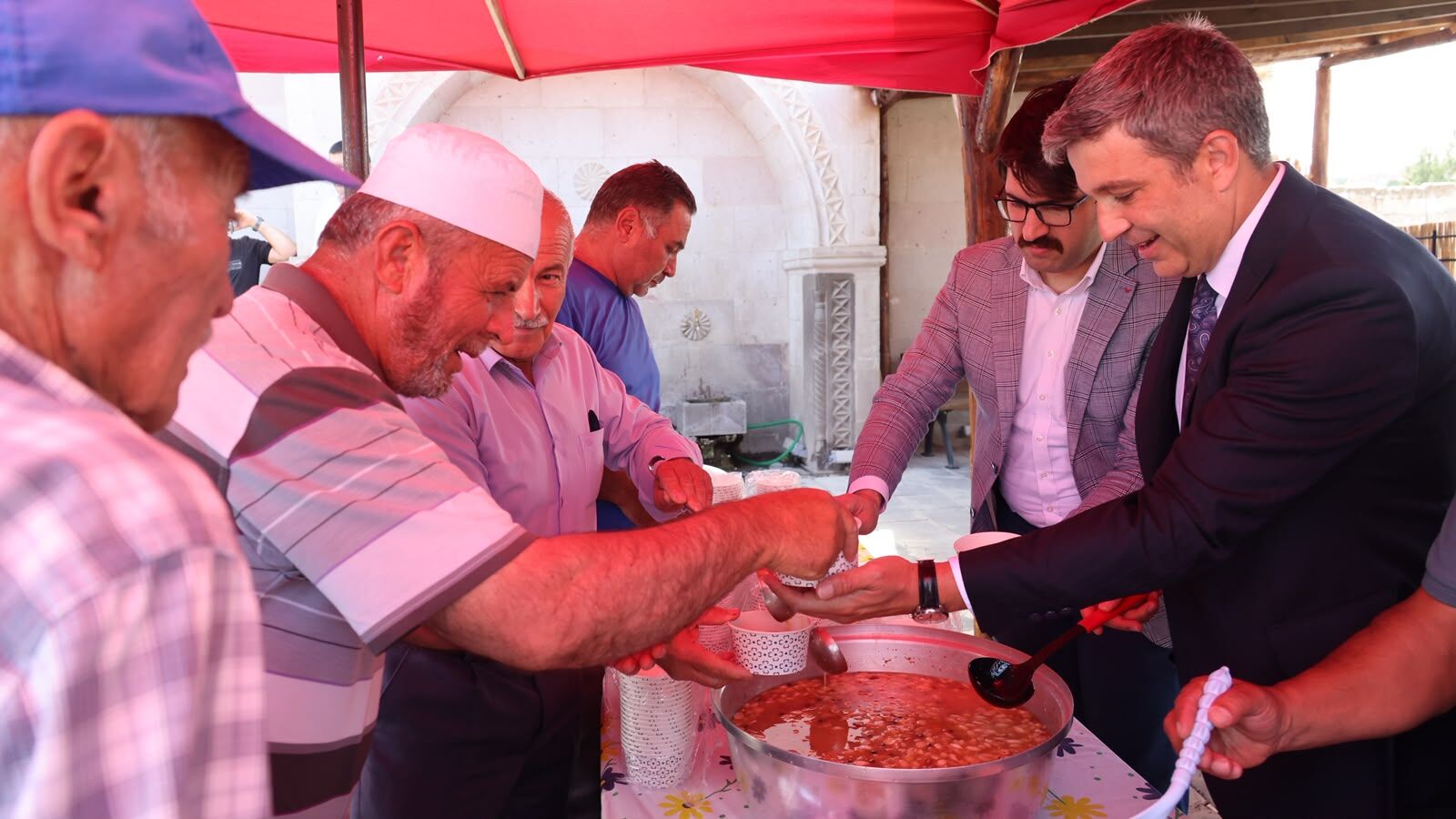 Aslanbay, İbrahimpaşa köyünde aşure dağıttı
