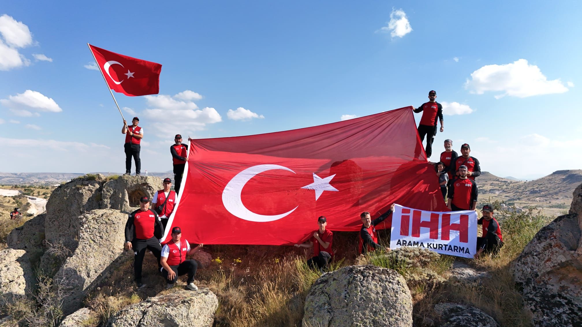 İHH ekibi, 15 Temmuz şehitleri anısına zirveye tırmandı