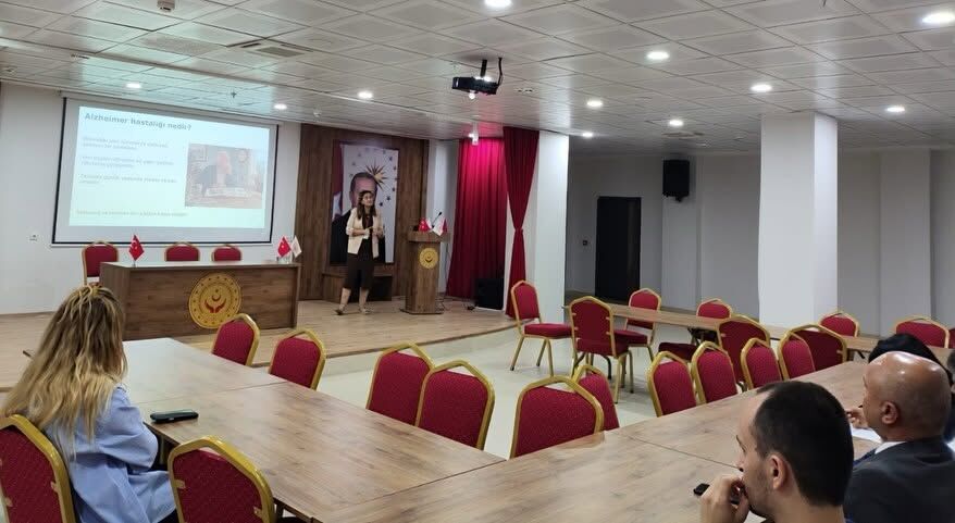 Alzheimer ve demans olan yaşlılar için eğitim verildi